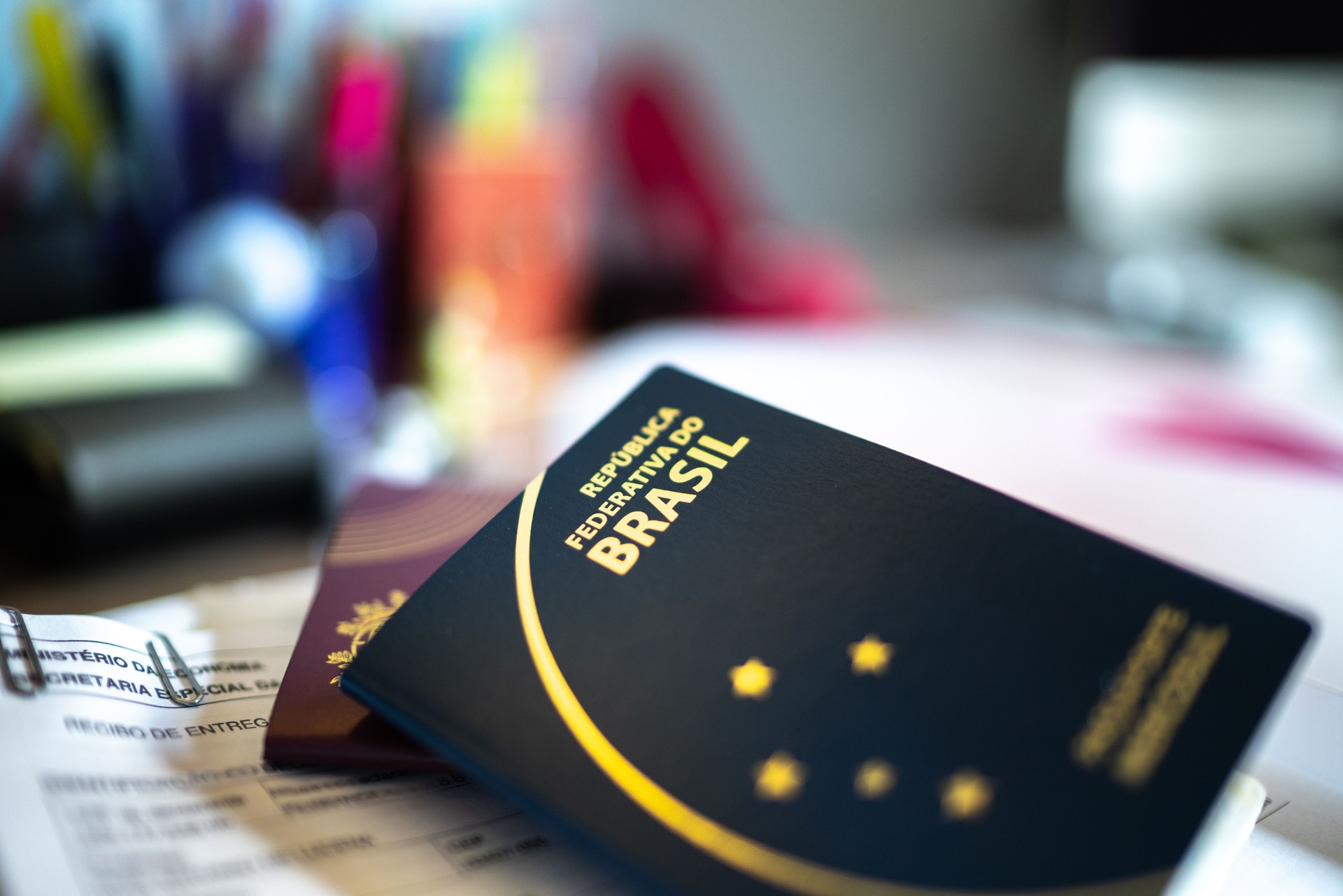 Passaporte brasileiro e português na mesa